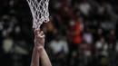Tangan pemain Timnas Basket Indonesia, Derrick Michael saat menarik jala ring basket pada matchday kedua Grup A FIBA Asia Cup 2022 antara Timnas Basket Indonesia melawan Timnas Basket Yordania di Istora Senayan, Jakarta, Kamis (14/07/2022). (Bola.com/Bagaskara Lazuardi)