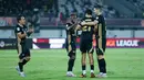 Para pemain Dewa United merayakan gol yang dicetak oleh Rafael Struick setelah mencetak gol ke gawang Shan United pada matchday ketiga Grup E AFC Challange League 2025-2026 di Stadion Indomilk Arena, Tangerang, Sabtu (01/11/2025) malam WIB. (Bola.com/M Iqbal Ichsan)
