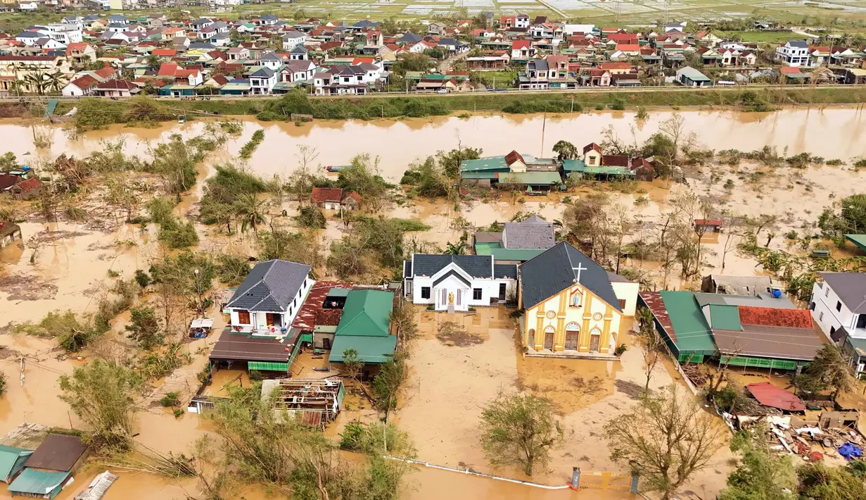 Topan Bualoi yang menerjang Vietnam pada Senin (29/9/2025) menewaskan setidaknya 13 orang. (Phan Duy/AFP)