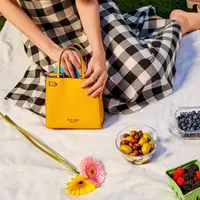 Memasuki musim gugur 2021, Kate Spade New York menghadirkan siluet handbag Lane yang terbaru, yaitu klasik dengan material durable. Mempersiapkan perempuan untuk kembali beraktivitas, Lane akan menjadi pilihan terbaik. Foto: Document/Kate Spade New York.