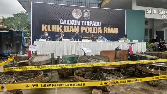 Alat pemotong kayu ilegal logging dari Suaka Margasatwa Rimbang Baling sitaan Polda Riau.
