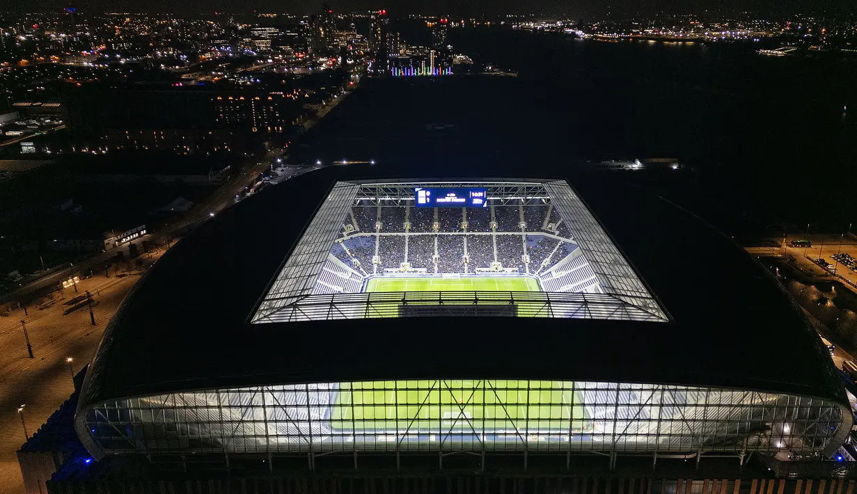 Foto udara yang memperlihatkan para penggemar di dalam stadion baru Everton, Bramley Moore Dock, selama pertandingan uji coba persahabatan antara Everton U18 melawan Wigan U18 di Liverpool, Inggris, Senin (17/02/2025) waktu setempat. (AFP/Paul Ellis)