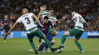 Gaya Messi melewati kepungan pemain Eibar pada laga La Liga Spanyol di Camp Nou stadium, Barcelona (19/9/2017). Barcelona menang 6-1. (AFP/Pau Barrena)