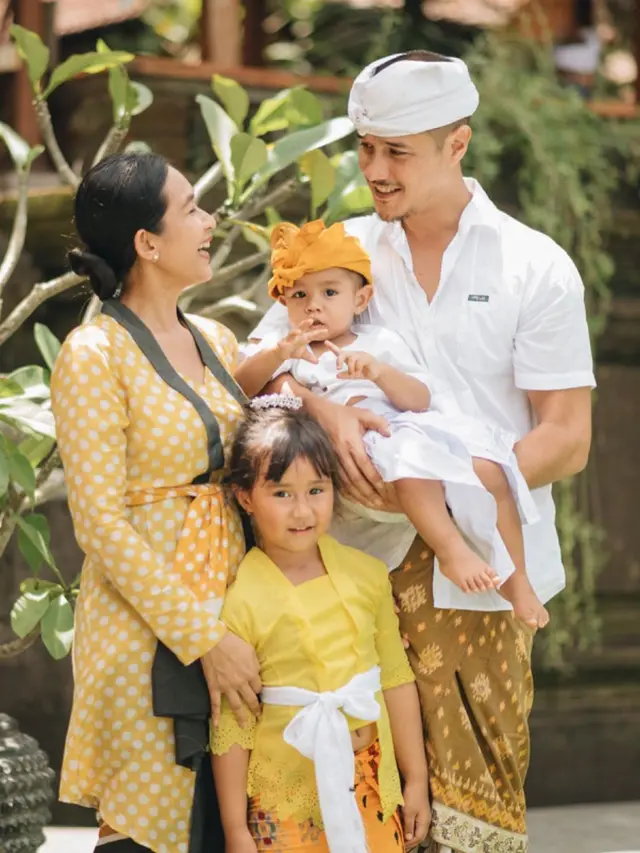 Jarang Tersorot, Ini 7 Potret Hangat Keluarga Kecil Happy Salma