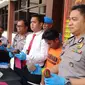 Polisi Polres Karawang menangkap USA alias F (19) warga Purwakarta atas tuduhan pembunuhan. (Liputan6.com/ Abramena)