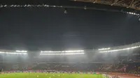 Suporter Persija Jakarta, The Jakmania, membuat koreografi di Stadion Gelora Bung Karno. (Bola.com/Muhammad Adiyaksa)