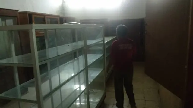 Kondisi rak penyimpanan benda koleksi Museum Sulawesi Tenggara usai digasak pencuri, Rabu (27/1/2021).(Liputan6.com/Ahmad Akbar Fua)