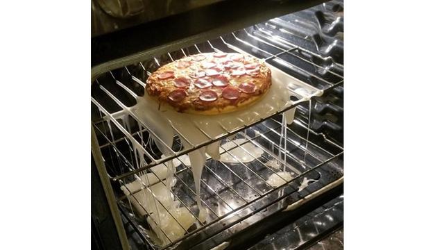 6 Momen Apes saat Mau Makan Pizza Ini Bikin Nyesek