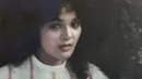Tak bisa dipungkiri kalau Leily Sagita berhasil ciptakan kesan menyeramkan, galak, dan judes saat perankan karakter antagonis di sinetron. Meski begitu di foto remaja yang diiambil tahun 1982, penampilannya terlihat cantik dan stylish banget. (Liputan6.com/IG/leilysagitareal)