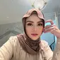 Nathalie juga sempat tampil dalam balutan pashmina kaos yang belakangan jadi tren di tahun 2023.