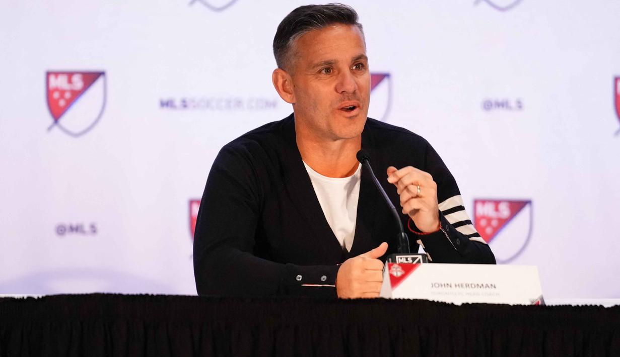 John Herdman dikenal sebagai arsitek tim yang mampu membangun fondasi kuat, meningkatkan mentalitas, serta membawa tim nasional bersaing di panggung dunia. Tampak dalam foto, John Herdman, pelatih kepala Toronto FC, berbicara pada konferensi pers selama acara hari media MLS di Miami Convention Center pada 11 Januari 2024 di Miami, Florida. (Rich Storry/GETTY IMAGES NORTH AMERICA/Getty Images via AFP)