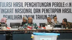 Ketua KPU RI, Arief Budiman (keempat kiri) memimpin rapat Rekapitulasi Hasil Penghitungan Perolehan Suara Tingkat Nasional dan Penetapan Hasil Pemilihan Umum Tahun 2019, Jakarta, Minggu (5/5/2019). Rapat dihadiri partai politik, timses Capres/Cawapres dan Bawaslu. (Liputan6.com/Helmi Fithriansyah)