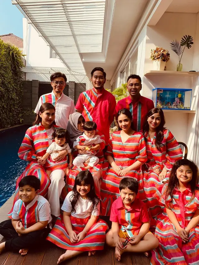 Potret Momen Lebaran Seleb Tanah Air dan Keluarga, Kompak Kenakan Baju Senada. (Sumber: Instagram/raffinagita1717)