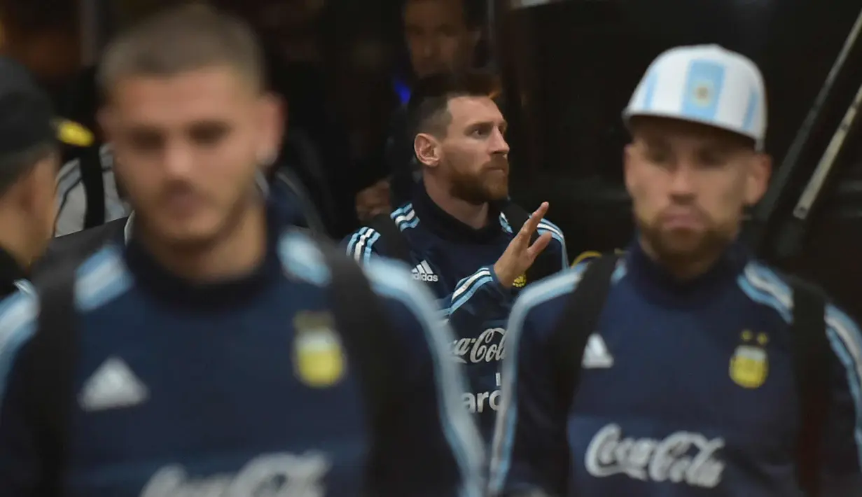 Penyerang Argentina, Lionel Messi menyapa pengemar saat tiba di sebuah hotel di Guayaquil, Ekuador (8/10). Argentina saat ini menempati peringkat enam klasemen kualifikasi Piala Dunia 2018 zona CONMEBOL. (AFP Photo/Rodrigo Beundia)