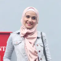 Sebagai seorang muslimah wajib menutup aurat, Sonya Fatmala sadar akan hal itu, belum lama ini Sonya Fatmala terlihat penampilan yang berbeda yaitu mengenakan hijab. (Andy Masela/Bintang.com)