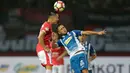 Pemain Persija Jakarta, Arthur Irawan (kiri) berduel dengan pemain RCD Espanyol pada laga persahabatan di Stadion Patriot, Bekasi, (19/7/2017). Persija kalah 0-7. (Bola.com/Nicklas Hanoatubun)