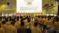 Ketua Umum Partai Golkar Airlangga Hartarto memukul gong saat membuka Rakernas Partai Golkar 2018 di Jakarta, Kamis (22/3). Rakernas Partai Golkar akan berlangsung pada 22-23 Maret 2018. (Merdeka.com/Iqbal Nugroho)