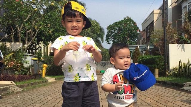 7 Potret Kompak Anak-Anak Tya Ariestya, Bikin Gemas