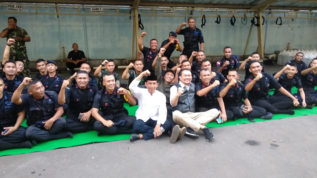 Pelawak Cak Lontong usai menghibur aparat yang menjaga kantor Bawaslu