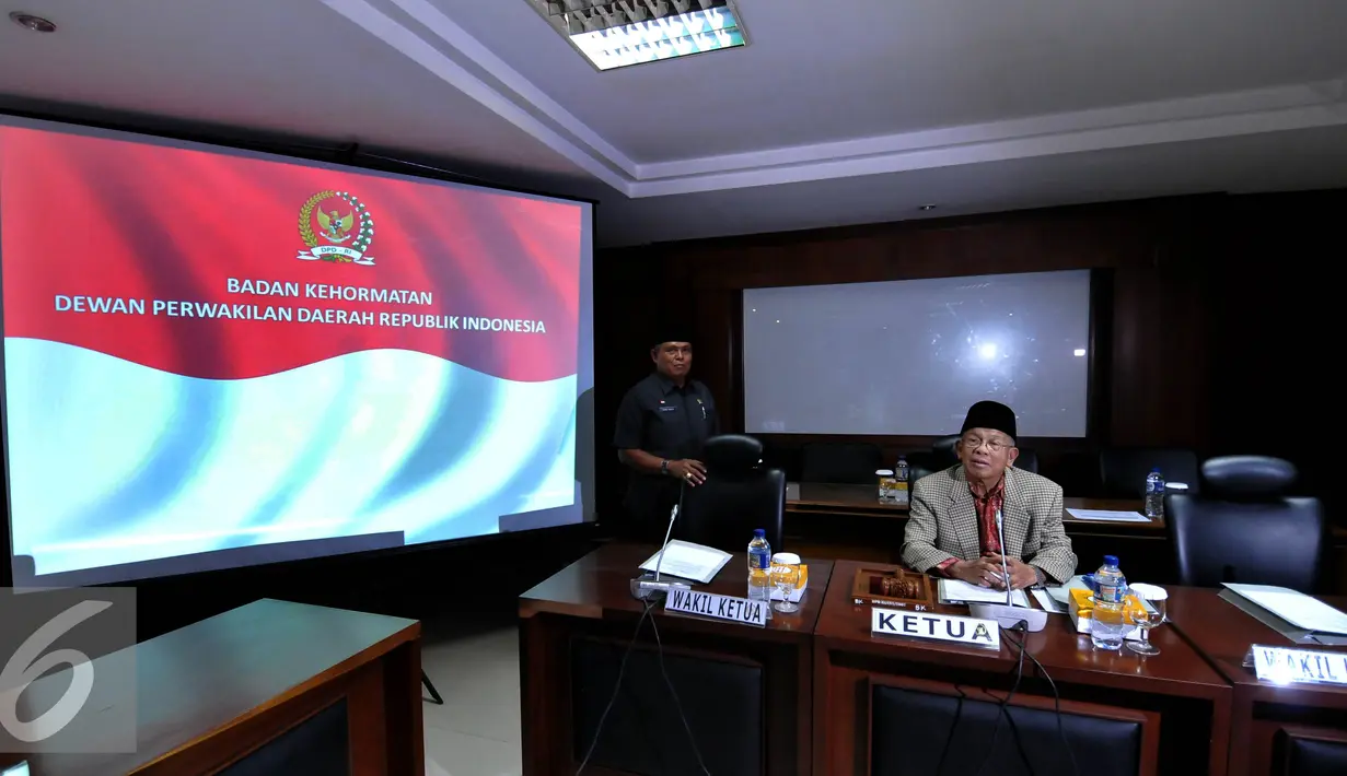 Ketua Badan Kehormatan Dewan Perwakilan Daerah (DPD) RI A.M. Fatwa (kanan) sebelum menggelar rapat pleno ke 2 terkait kasus yang menimpa Ketua DPD Irman Gusman di Gedung DPD RI, Jakarta, Senin (19/9). (Liputan6.com/Johan Tallo)