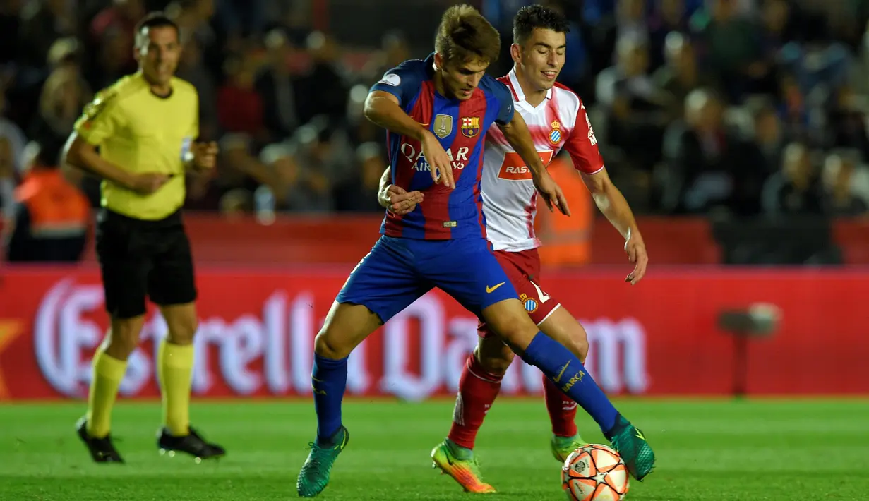 Pemain Barcelona, Denis Suarez, berebut bola dengan pemain Espanyol, Marc Roca (kanan), dalam laga Piala Super Catalunya di Estadio Nou Tarragona, Rabu (26/10/2016) dini hari WIB. (AFP/Lluis Gene)