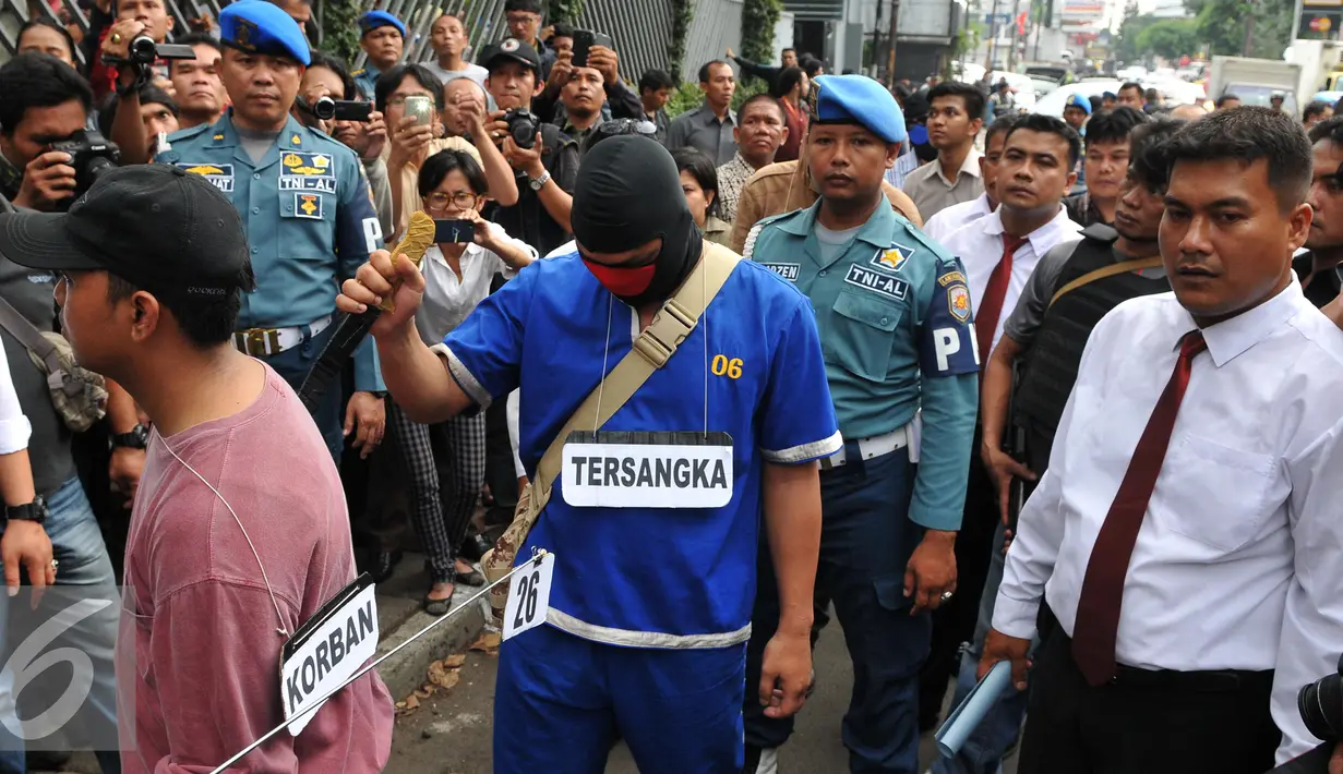 Tersangka JL melakukan reka ulang saat menikam aktivis Jopi Peranginangin, Kemang, Jakarta, Kamis (11/06/2015). Proses rekonstruksi tersebut terdiri dari 31 reka adegan yang diperankan oleh tersangka dan saksi-saksi. (Liputan6.com/Andrian M Tunay)