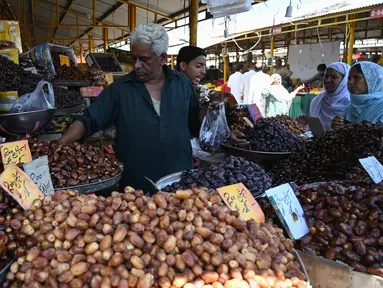Aktivitas jual beli kurma memasuki bulan suci Ramadan di pasar mingguan di Islamabad pada 5 Mei 2019. Buah khas Timur Tengah, kurma, selama Bulan Ramadan ramai diburu untuk dihidangkan saat berbuka puasa. (Photo by AAMIR QURESHI / AFP)
