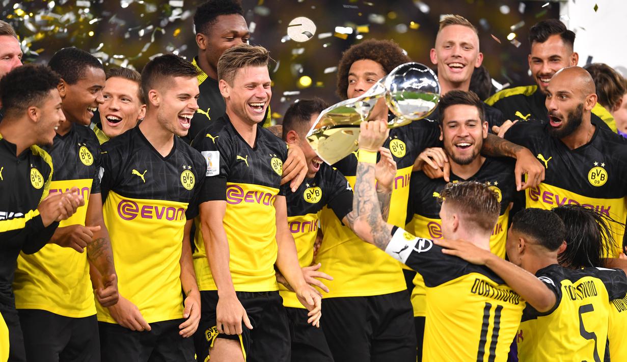 Para pemain Dortmund merayakan gelar juara Piala Super DFL setelah mengalahkan Bayern Munchen di Stadion Signal Iduna, Dortmund, Sabtu (3/8). Dortmund menang 2-0 atas Munchen. (AFP/Ina Fassbender)