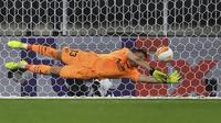Kiper Villarreal, Geronimo Rulli berhasil menepis eksekusi penalti kiper Manchester United, David De Gea dalam babak adu penalti laga final Liga Europa 2020/2021 di Gdansk Stadium, Polandia, Rabu (26/5/2021). Villarreal menang 12-11 (1-1) atas Manchester United. (AP/Adam Warzawa/Pool)