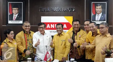 Menteri Hukum dan HAM Yasonna H Laoly (kedua kiri) melakukan foto bersama usai menerima susunan kepengurusan Partai Hanura yang baru, di Ruang Fraksi Partai Hanura, di Kompleks Parlemen, Senayan, Jakarta, Kamis (19/1). (Liputan6.com/JohanTallo)