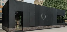 Fred Perry Indonesia resmi menghadirkan Fred Perry DNA Exhibition, sebuah pameran imersif yang menelusuri perjalanan panjang brand asal Inggris.
