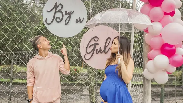 7 Potret Kim Kurniawan dan Istri Umumkan Jenis Kelamin Anak Pertama