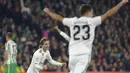 Selebrasi Luka Modric usai mencetak gol ke gawang Real Betis pada laga lanjutan La Liga Spanyol yang berlangsung di stadion Benito Villamarin, Senin (14/1). Real Madrid menang 2-1 atas Real Betis. (AFP/Cristina Quicler)