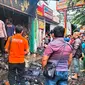 Sebuah kios laundry di Jalan Moh Toha, Kota Tangerang, Banten ludes terbakar, Jumat (27/1/2023). Dua orang yakni pemilik dan pekerja tewas dalam insiden kebakaran tersebut. (Liputan6.com/Pramita Tristiawati)