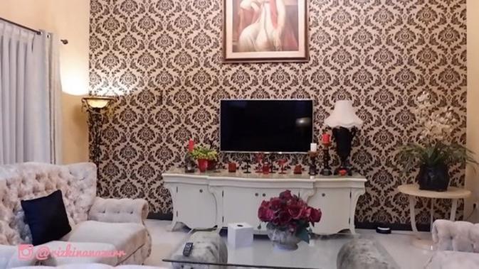 Potret rumah aktor tampan Rizky Nazar yang didominasi warna coklat hingga lukisan yang curi perhatian. (Sumber: YouTube/Rizkina Nazar)