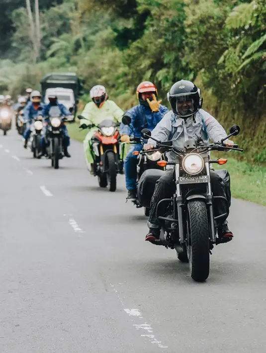 Di sela kesibukannya sebagai aktris, Phia selalu mempunyai waktu untuk touring motor bersama teman-temannya. Ia pun sering membagikan momen touring motornya di akun media sosial pribadinya. (Liputan6.com/IG/@prisia)