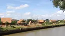 Pemandangan proyek pembangunan Perkampungan Budaya Betawi di tengah Setu Babakan, Jakarta, Kamis (3/1). Lokasi tersebut nantinya akan menjadi kawasan percontohan wisata halal. (Liputan6.com/Immanuel Antonius)