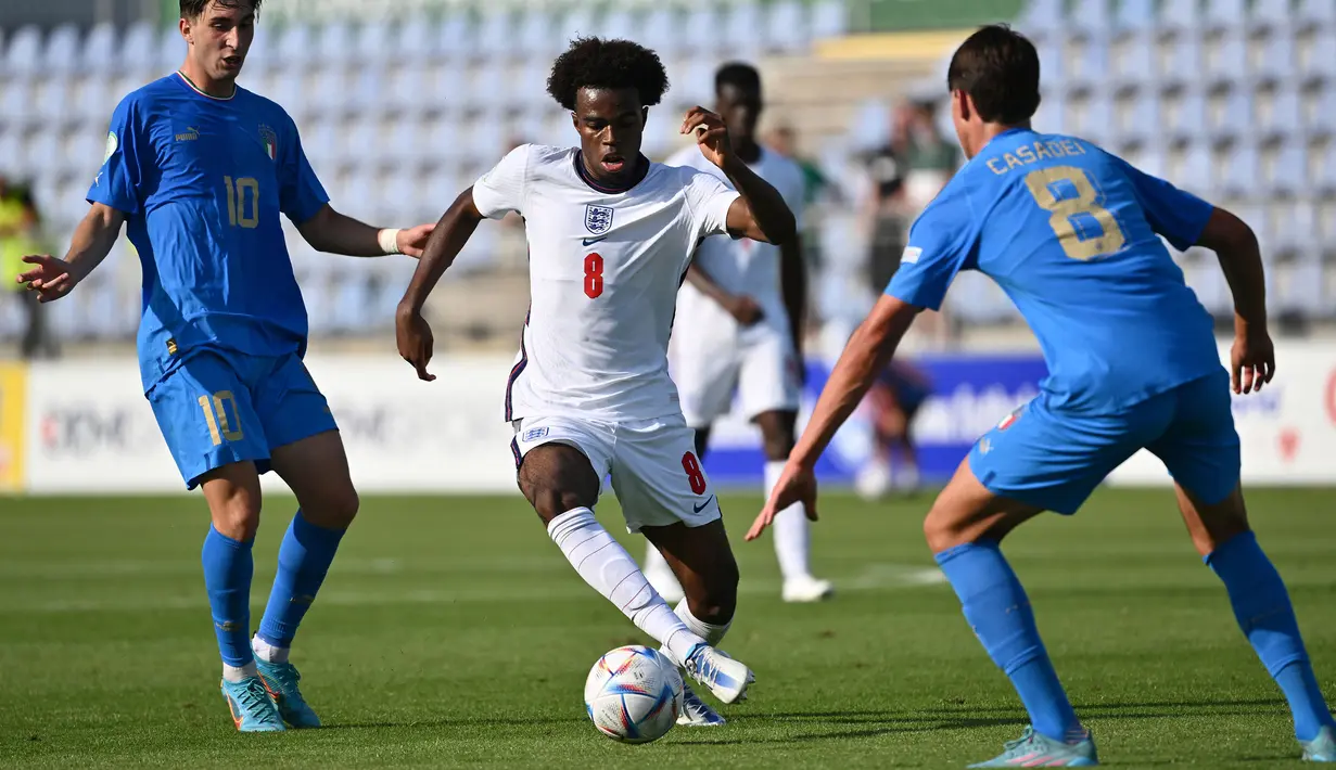 Pemain Timnas Inggris, Carney Chukwuemeka (tengah) berusaha melewati pemain Italia, Cesare Casadei (kanan) dan Fabio Miretti pada laga final UEFA European Championship U-19 di National Training Centre Stadium, Senec, Slovakia, 28 Juni 2022. Chukwuemeka menjadi pemain muda The Three Lions termahal saat ini menurut situs Transfermarkt. Pemain Chelsea tersebut memiliki nilai pasar Rp260,72 Miliar. (AFPJoe Klamar)