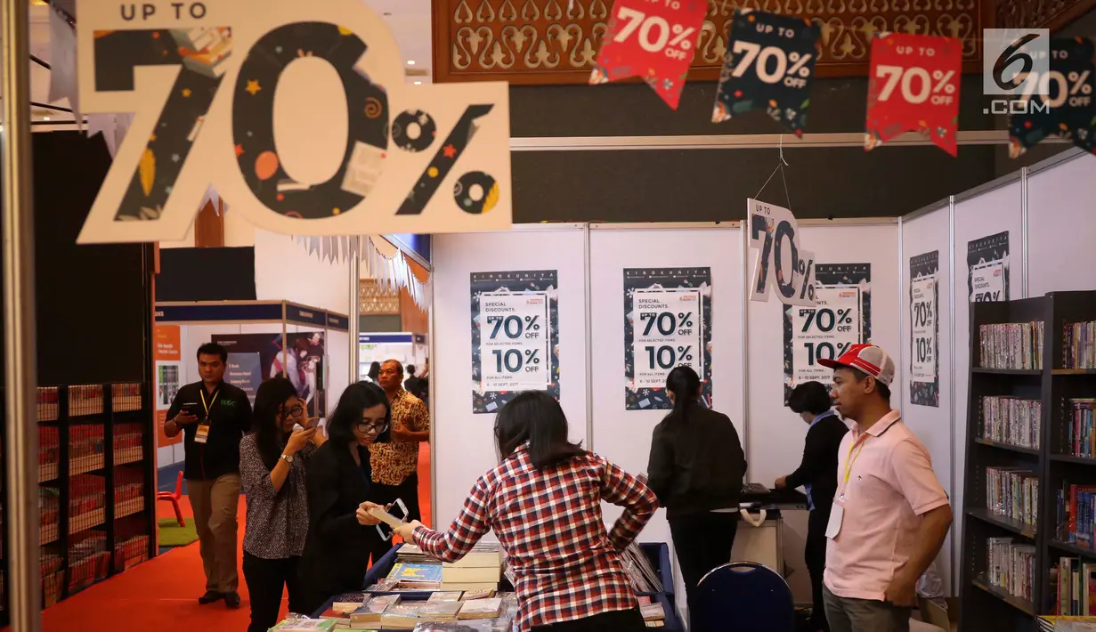 Pengunjung melihat buku dalam pameran Indonesia International Book Fair (IIBF) 2017 di JCC, Jakarta,Rabu (6/9). Dalam Pameran tersebut tidak hanya penjualan buku saja, namun menjadi pusat interaksi dan juga promosi literatur.(Liputan6.com/Angga Yuniar)
