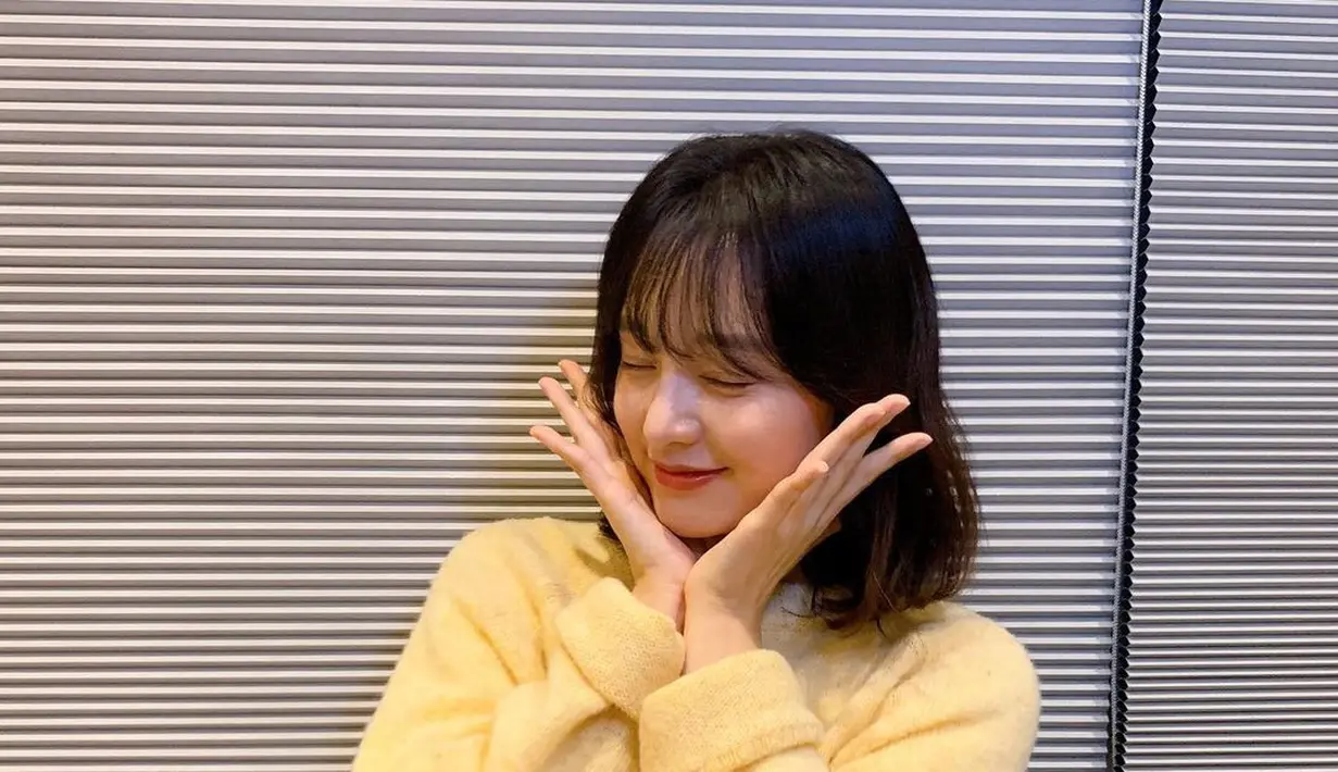 Kim Ji Won dengan rambut sebahu dan poni rata di atas mata yang manis. [Foto: Instagram/geewonii]