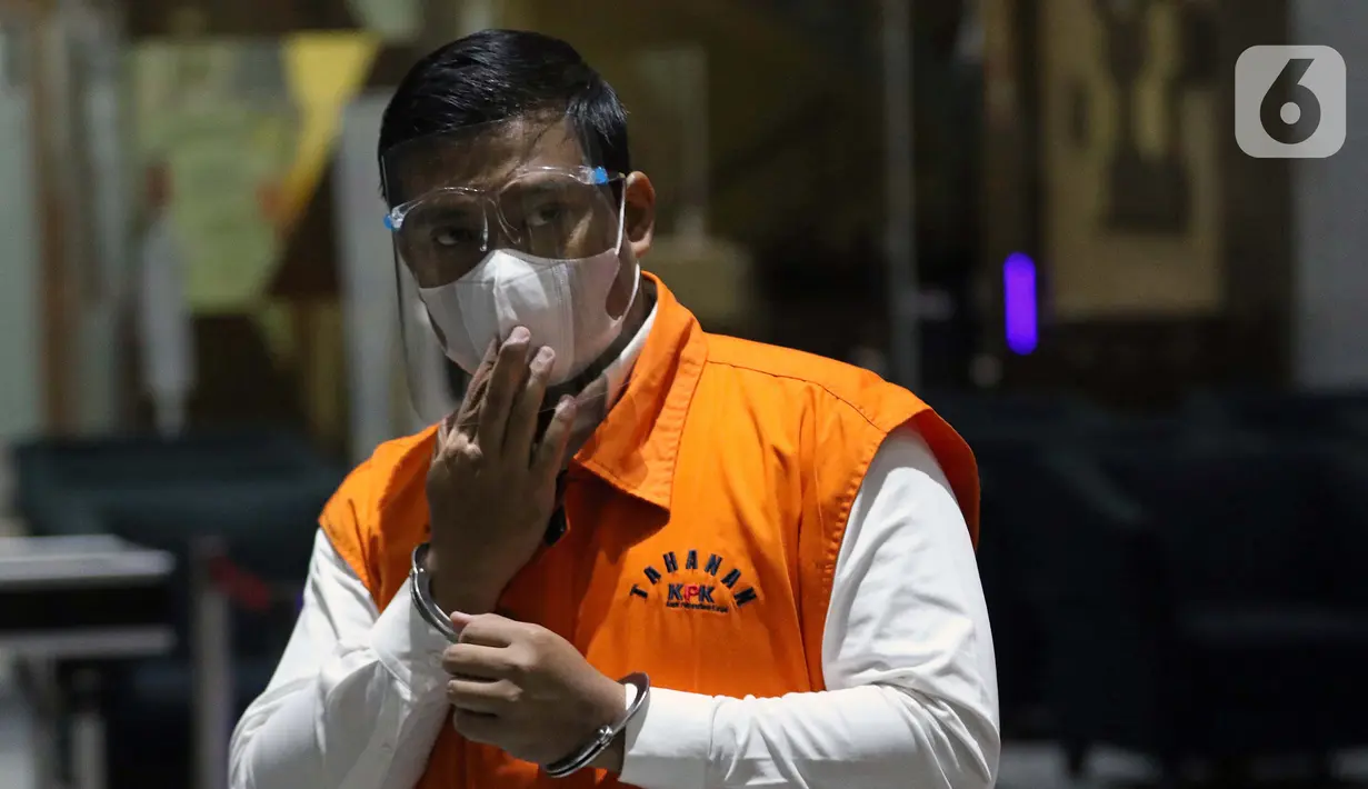 Staf khusus Menteri Kelautan dan Perikanan nonaktif Edhy Prabowo, Andreau Misanta Pribadi berjalan meninggalkan Gedung KPK usai menjalani pemeriksaan lanjutan, Jakarta, Jumat (11/12/2020). Andreau diduga terlibat dalam suap ekspor benih lobster. (Liputan6.com/Helmi Fithriansyah)