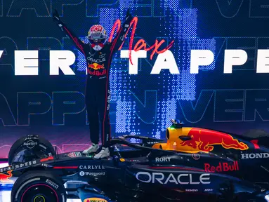 Pembalap Red Bull Racing, Max Verstappen merayakan kemenangan setelah tercepat dalam Formula 1 GP Qatar 2025 di Sirkuit Lusail, Lusail, Qatar, Minggu (30/11/2025) waktu setempat. (AFP/Andrej Isakovic)