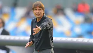 Pelatih Napoli asal Italia, Antonio Conte, bereaksi selama pertandingan Serie A Italia antara Napoli dan Lecce di stadion Diego Armando Maradona di Naples pada 26 Oktober 2024. (CARLO HERMANN/AFP)