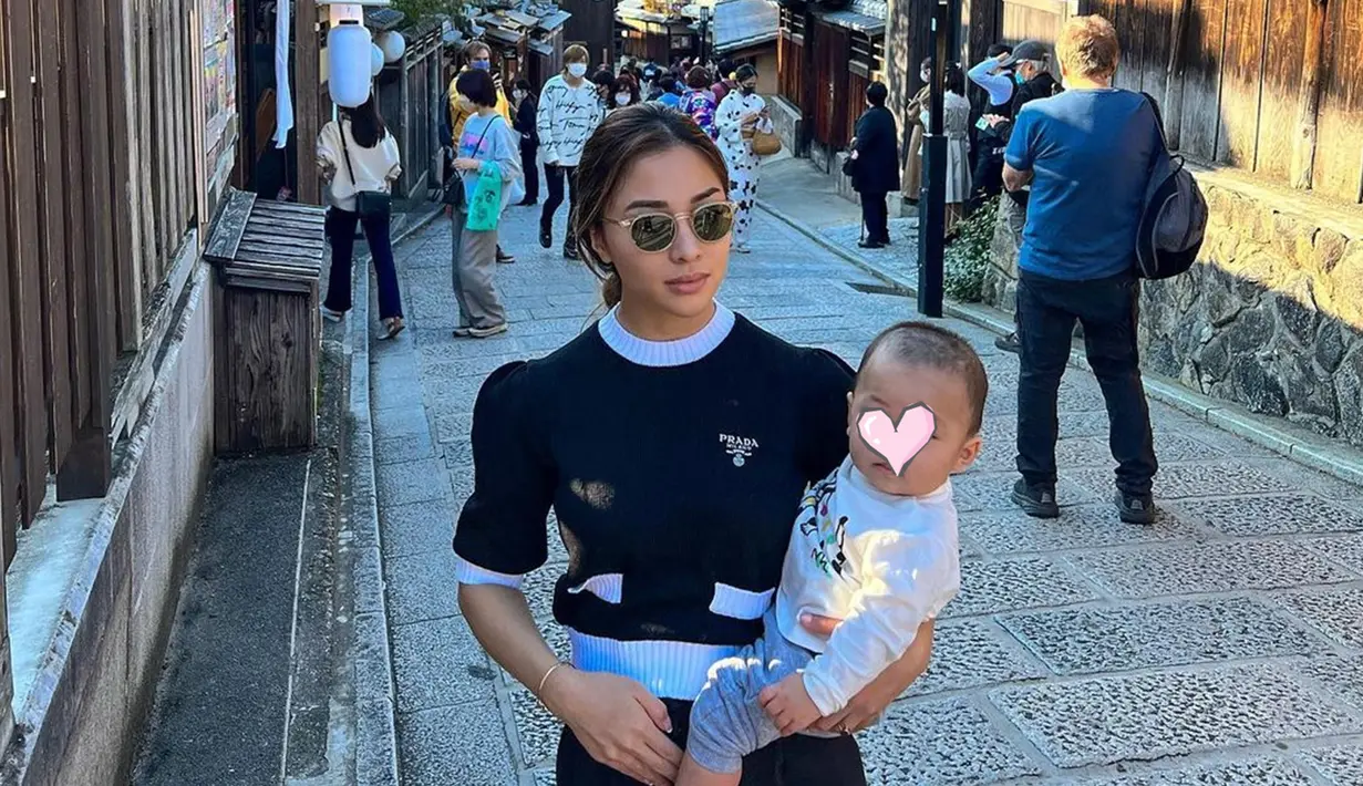 Jalan-jalan di Jepang sambil gendong Baby Izz, artis dengan nama lengkap Nikita Purnama Willy ini tetap tampil keren. Penampilannya bak ABG, Nikita Willy terlihat seperti masih single, bahkan kebersamaannya bareng sang buah hati ini seperti kakak adik. Padu padan pakaian Nikita tak pernah gagal dan selalu berhasil curi perhatian dari sejak gadis hingga sudah jadi ibu. (Liputan6.com/IG/@nikitawillyofficial94)
