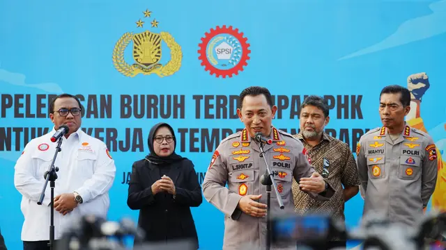Kapolri Jenderal Listyo Sigit Prabowo melepas 700 buruh terdampak Pemutusan Hubungan Kerja (PHK) untuk bekerja di tempat yang baru. Kegiatan tersebut dilaksanakan di Gedung Rupattama, Mabes Polri, Jakarta Selatan, Kamis (12/6/2025). (Polri)