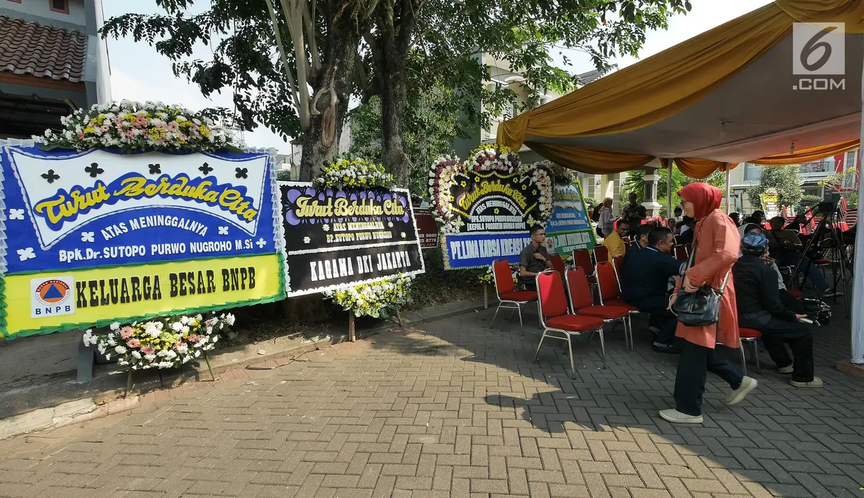 Kerabat mendatangi rumah duka almarhum Kepala Pusat Data Informasi dan Humas BNPB Sutopo Purwo Nugroho terlihat di rumah duka Raffles Hils, Depok, Jawa Barat, Minggu (7/7/2019). Rencananya jenazah Sutopo akan dimakamkan di Boyolali Jawa Tengah Senin (8-7-2019). (Liputan6.com/Herman Zakharia)