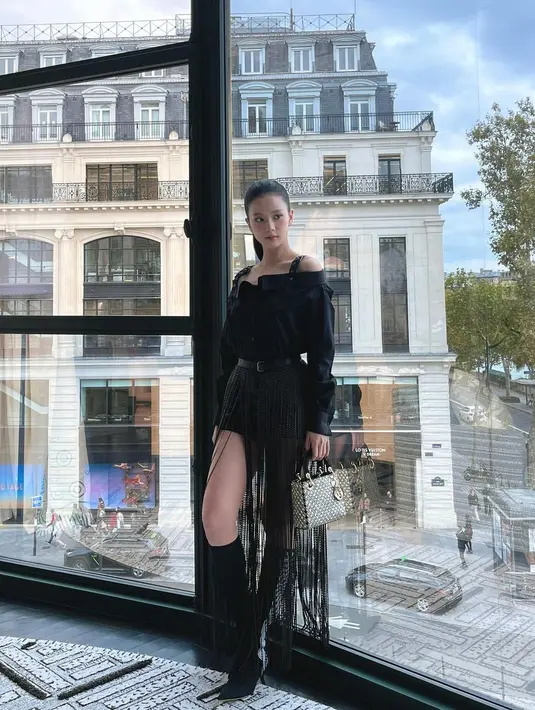 Tahun ini, Princess Dior itu kembali tampil mengenakan busana serba hitam dengan gaya yang edgy [@sooyaaa__]