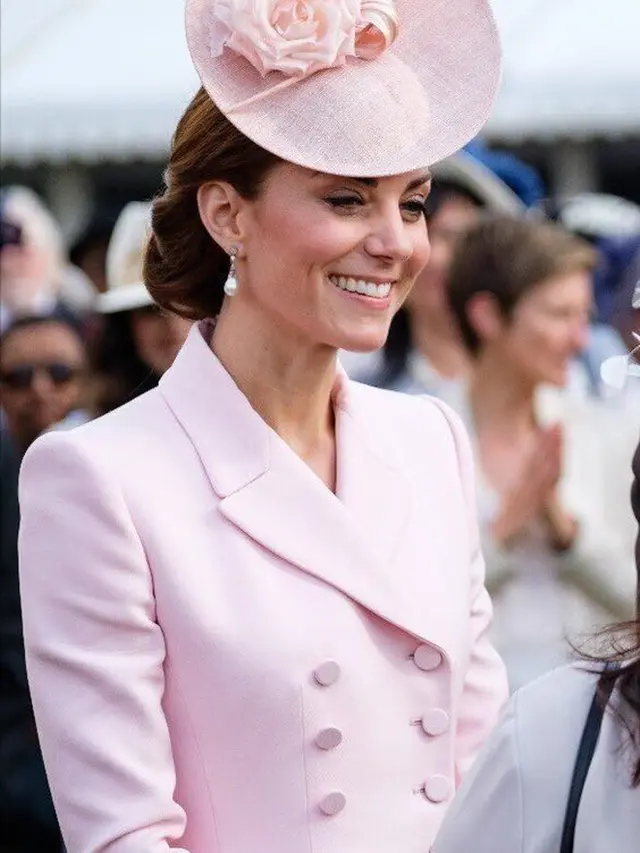 Kate Middleton mengenakan gaun mantel Alexander McQueen dengan topi dari Juliette Botterill. Ia mengenakannya dengan anting-anting Collingwood Pearl and Diamond pada Mei 2019. (Twitter/@windsorwatcher)