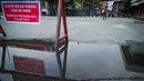 SPBU tersebut berhenti beroperasi dikarenakan distribusi BBM yang masih belum kembali normal, Jakarta,(29/8/14). (Liputan6.com/Faizal Fanani)