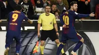 Striker Barcelona Lionel Messi (kanan) melakukan protes karena golnya tidak diakui wasit pada laga melawan Valencia di Stadion Mestalla, Valencia, Minggu (26/11/2017). (AFP/Jose Jordan)